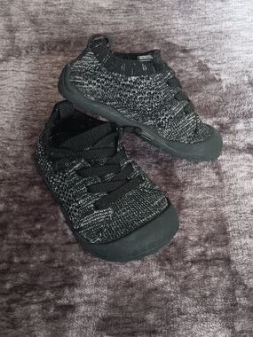 Barefoot Shoes Wids Toe Box Kids Knit Low Top Athletic Sneakers Black Size: 5-6